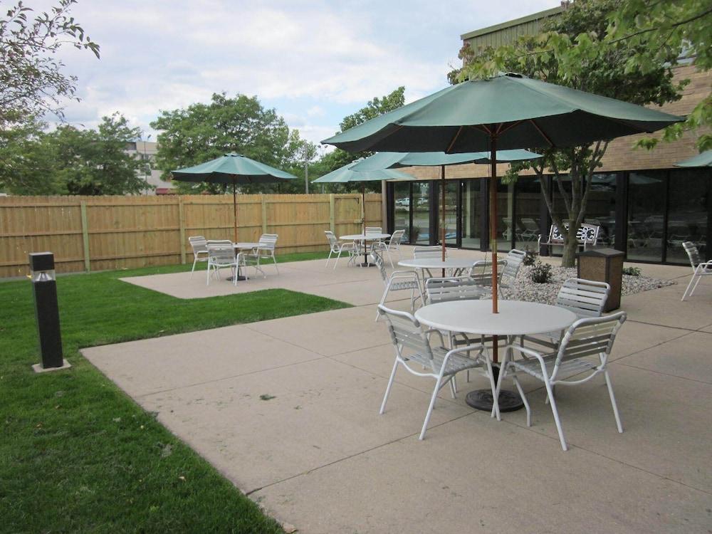 Radisson Hotel Madison Exterior photo